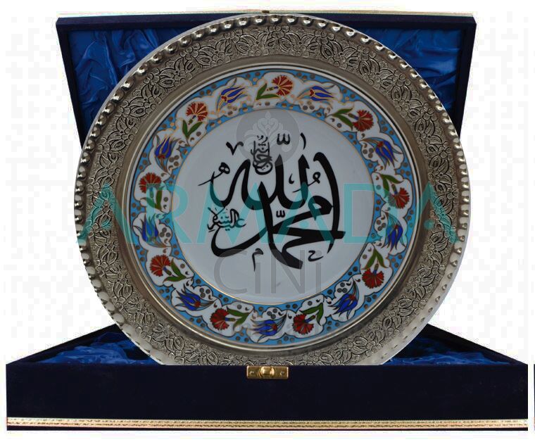 Allah-Muhammed Yazılı Lale-Karanfil Desenli Altın Yaldızlı Porselen Tabak Gümüş Çerçeveli Promosyon ve Hediyelik Desenli El Yapımı El Boyaması El İşi Samur Kabartma Çini Tabak Modelleri Tasarımları Örnekleri