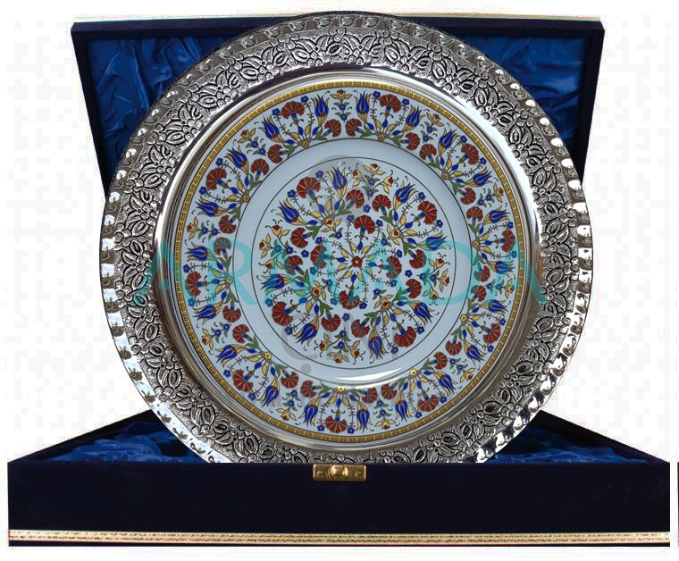 Lale Karanfil Desenli Altın Yaldızlı Porselen Tabak Hesaplı Güzel Kabartmalı Samur Düz Fırça işi El Boyaması El Yapımı El İşi Çini Tabak Modelleri Tabaklar